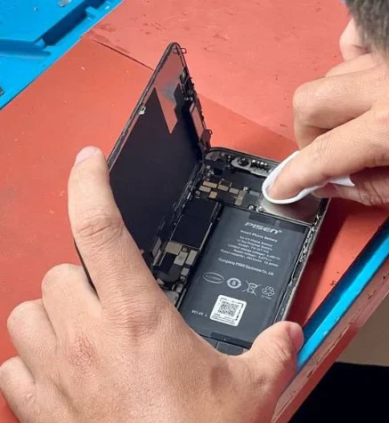 Thay Pin iPhone Nhanh Chong Uy Tín Tại Tân Phú